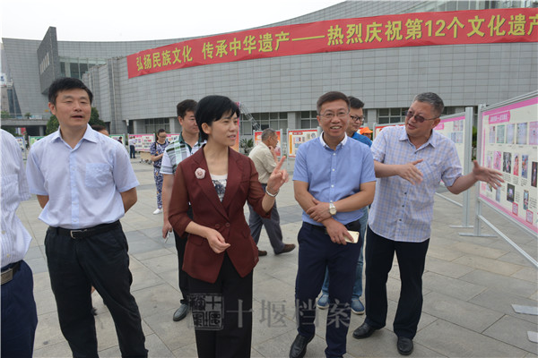 十堰市委常委,市委秘书长张慧莉(左二)参观展览十堰市委常委,宣传部长