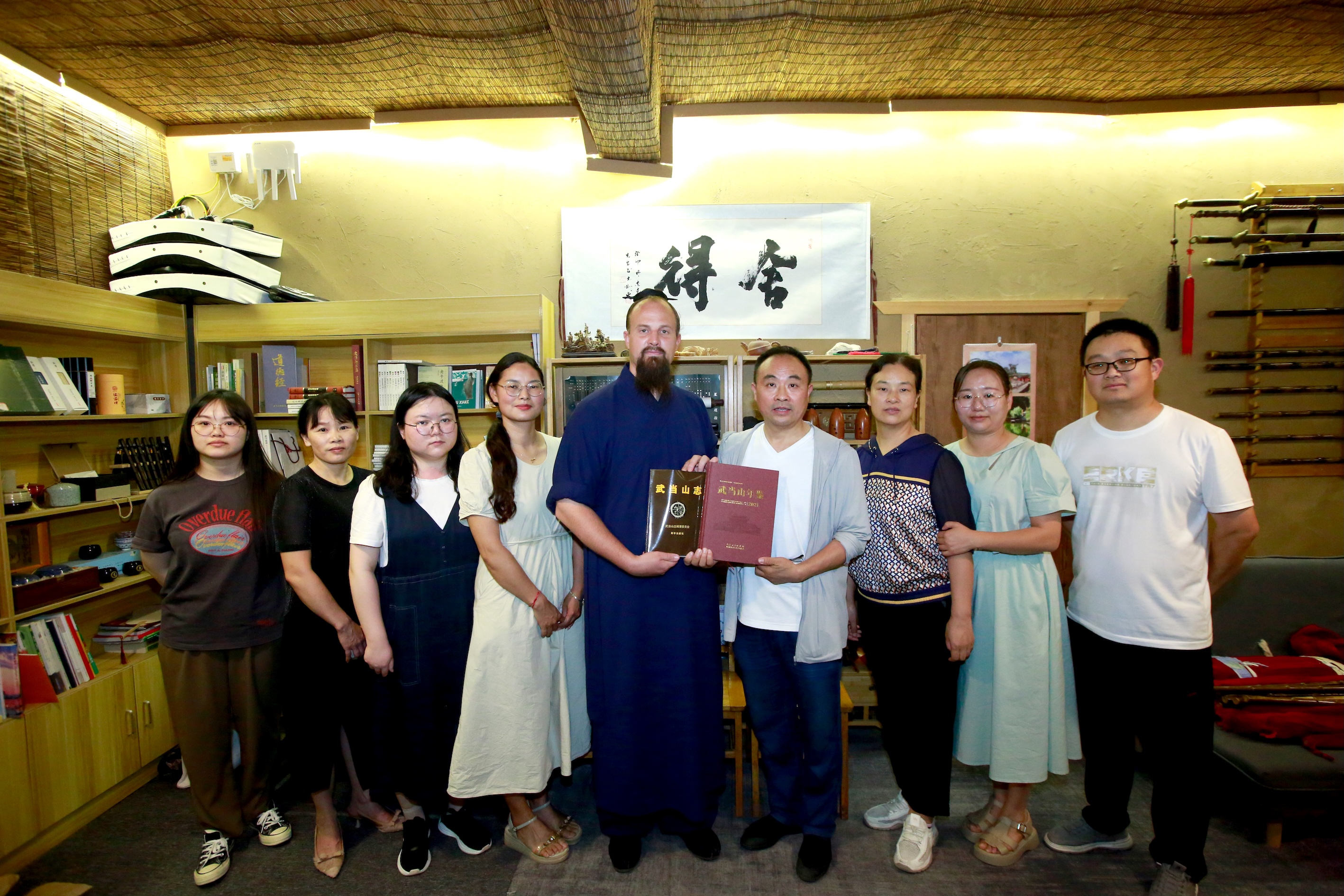 20250606武当山特区档案馆携手“荣誉市民”武当杰克 共筑武当文化国际传播档案库_L2A0534.JPG